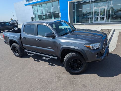 Used 2018 Toyota Tacoma TRD Off-Road w/ Technology Package AWD/4WD image 4