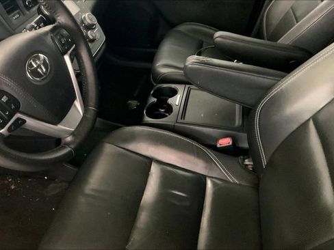Used 2018 Toyota Sienna SE Premium FWD image 8
