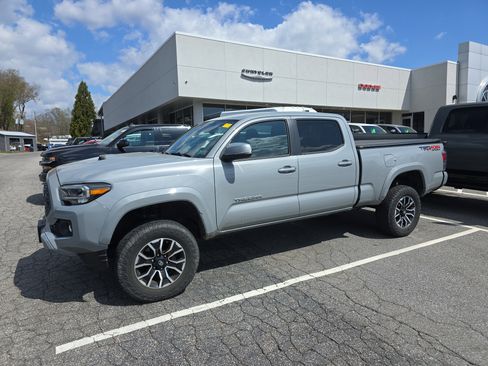 Used 2020 Toyota Tacoma TRD Sport image 4