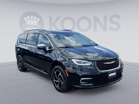 Used 2023 Chrysler Pacifica Limited w/ Uconnect Theater Family Group AWD/4WD image 18