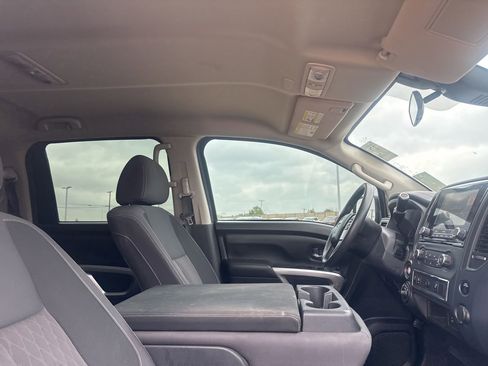 Used 2022 Nissan Titan SV image 32