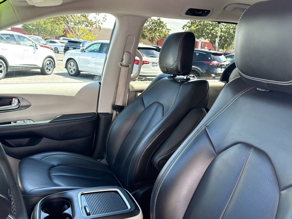Used 2023 Chrysler Pacifica Touring-L FWD image 14