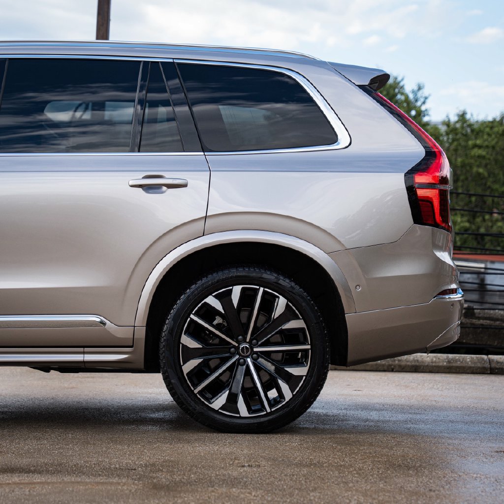 Certified 2025 Volvo XC90 T8 Plus w/ Protection Package Premier AWD/4WD image 5