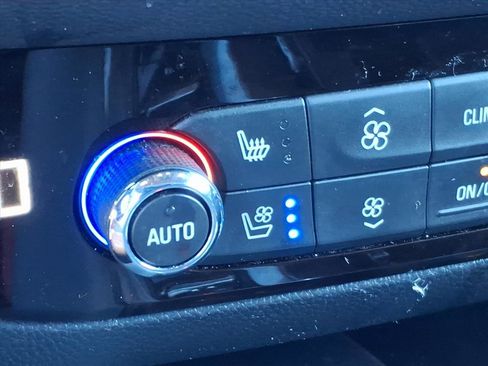 Used 2024 Buick Enclave Premium image 7