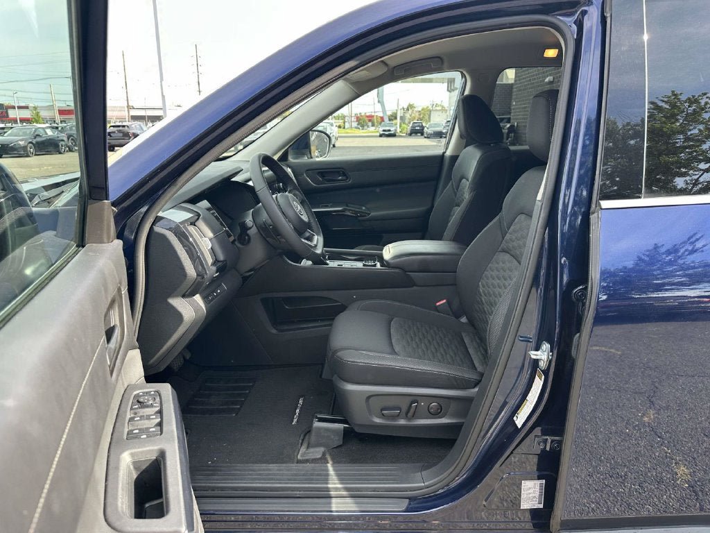 Certified 2025 Nissan Pathfinder SV AWD/4WD image 17
