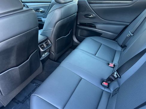 Used 2023 Lexus ES 300h w/ Premium Package image 4