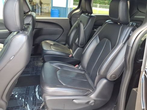 Used 2022 Chrysler Pacifica Touring-L w/ S Appearance Package FWD image 6