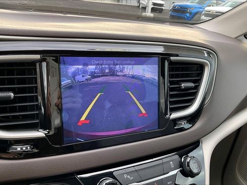 Used 2017 Chrysler Pacifica Touring w/ Tire & Wheel Group image 21