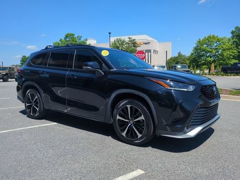 Used 2021 Toyota Highlander XSE FWD image 2