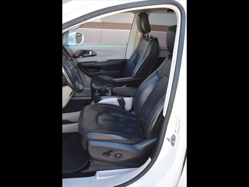 Used 2019 Chrysler Pacifica Touring-L image 16