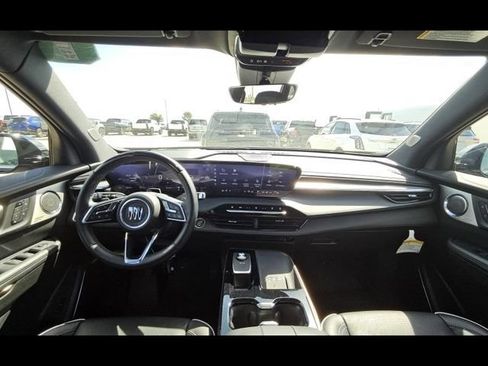 Used 2025 Buick Enclave Avenir AWD/4WD image 2