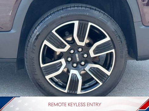 Used 2021 GMC Acadia SLT w/ LPO, Black Accent Package FWD image 8