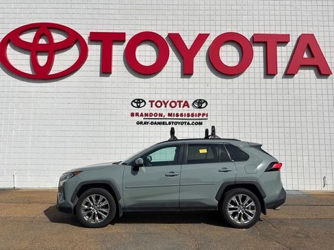 Used 2020 Toyota RAV4 XLE Premium image 2