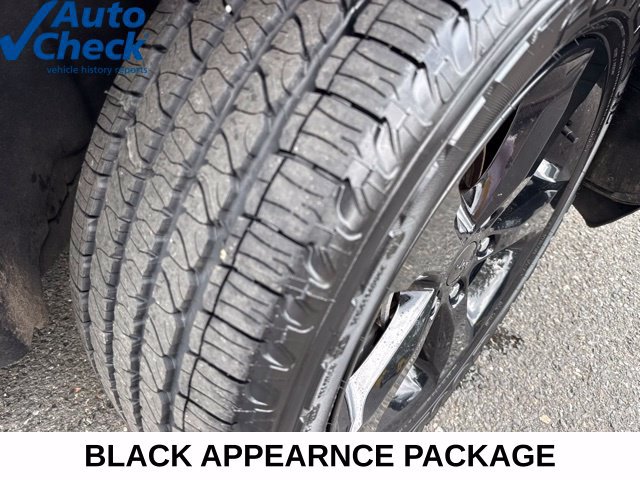Used 2023 Jeep Grand Cherokee Limited w/ Black Appearance Package AWD/4WD image 7