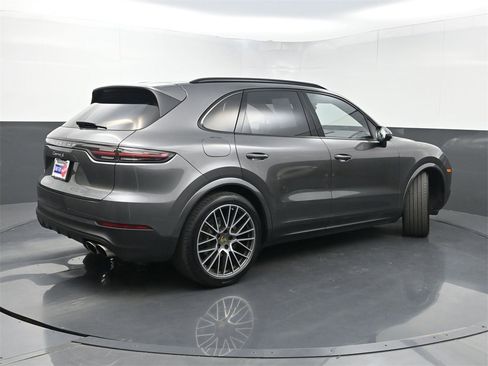 Used 2022 Porsche Cayenne S image 25