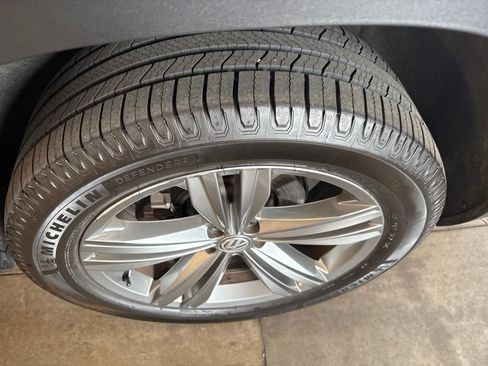 Used 2019 Volkswagen Atlas SEL R-Line AWD/4WD image 4