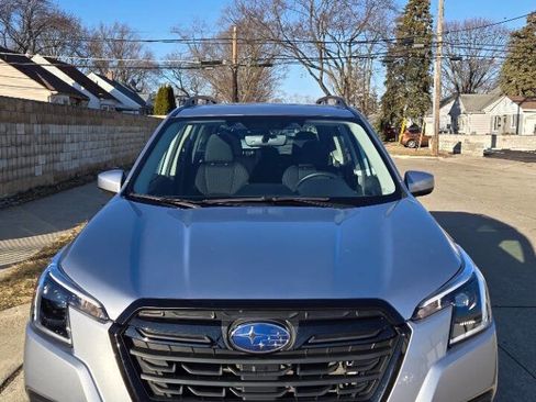 Used 2023 Subaru Forester Premium image 2