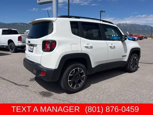 Used 2023 Jeep Renegade Latitude w/ Sun/Sound Group AWD/4WD image 3