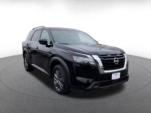 Used 2025 Nissan Pathfinder SV FWD image 3