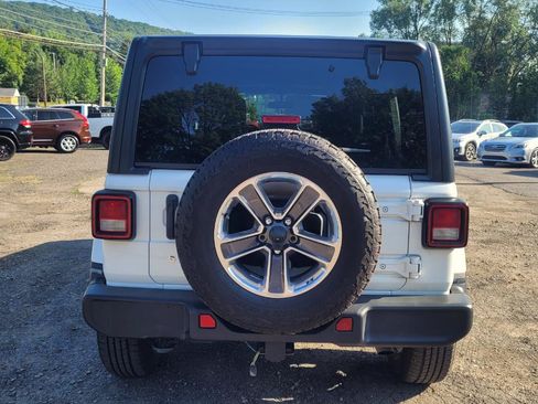 Used 2018 Jeep Wrangler Unlimited Sahara AWD/4WD image 7