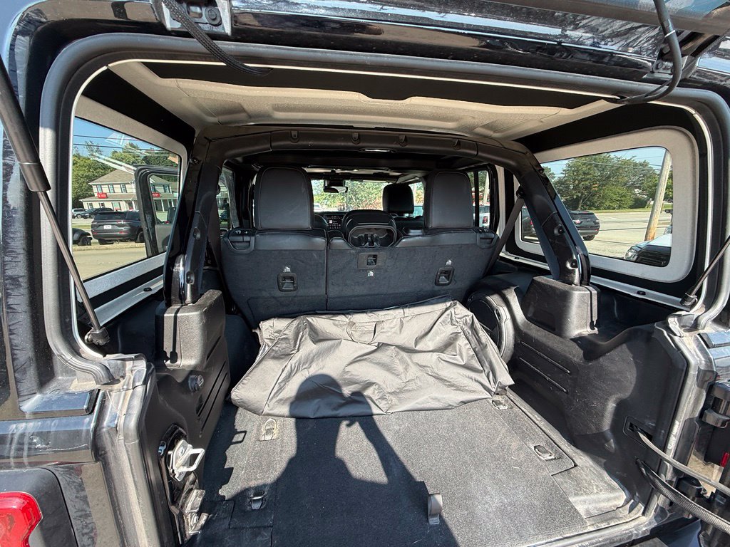 Used 2022 Jeep Wrangler Unlimited Sahara AWD/4WD image 25