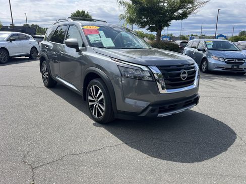 Certified 2025 Nissan Pathfinder Platinum w/ Cargo Package AWD/4WD image 3