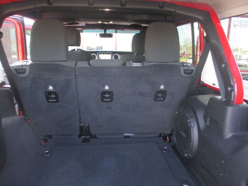 Used 2019 Jeep Wrangler Unlimited Sahara w/ Uconnect 4C Nav & Sound Group AWD/4WD image 18