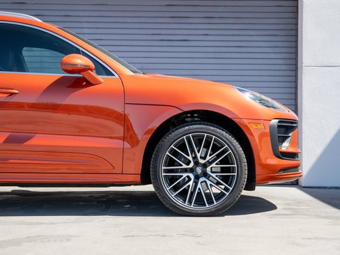Certified 2025 Porsche Macan AWD/4WD image 9