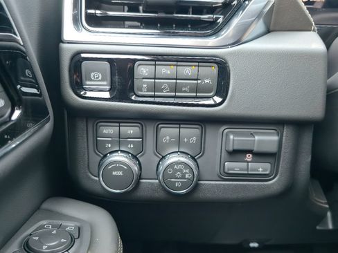 New 2026 GMC Yukon Elevation w/ Elevation Premium Package AWD/4WD image 18