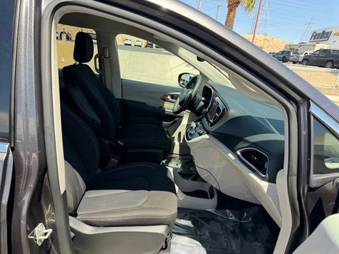 Used 2023 Chrysler Voyager LX FWD image 13