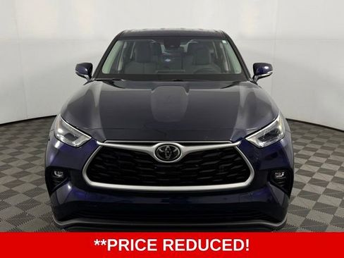 Used 2022 Toyota Highlander LE image 2