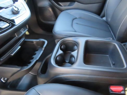 New 2026 Chrysler Pacifica Select image 6