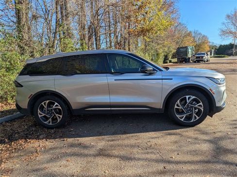 Used 2024 Lincoln Nautilus Premier image 7