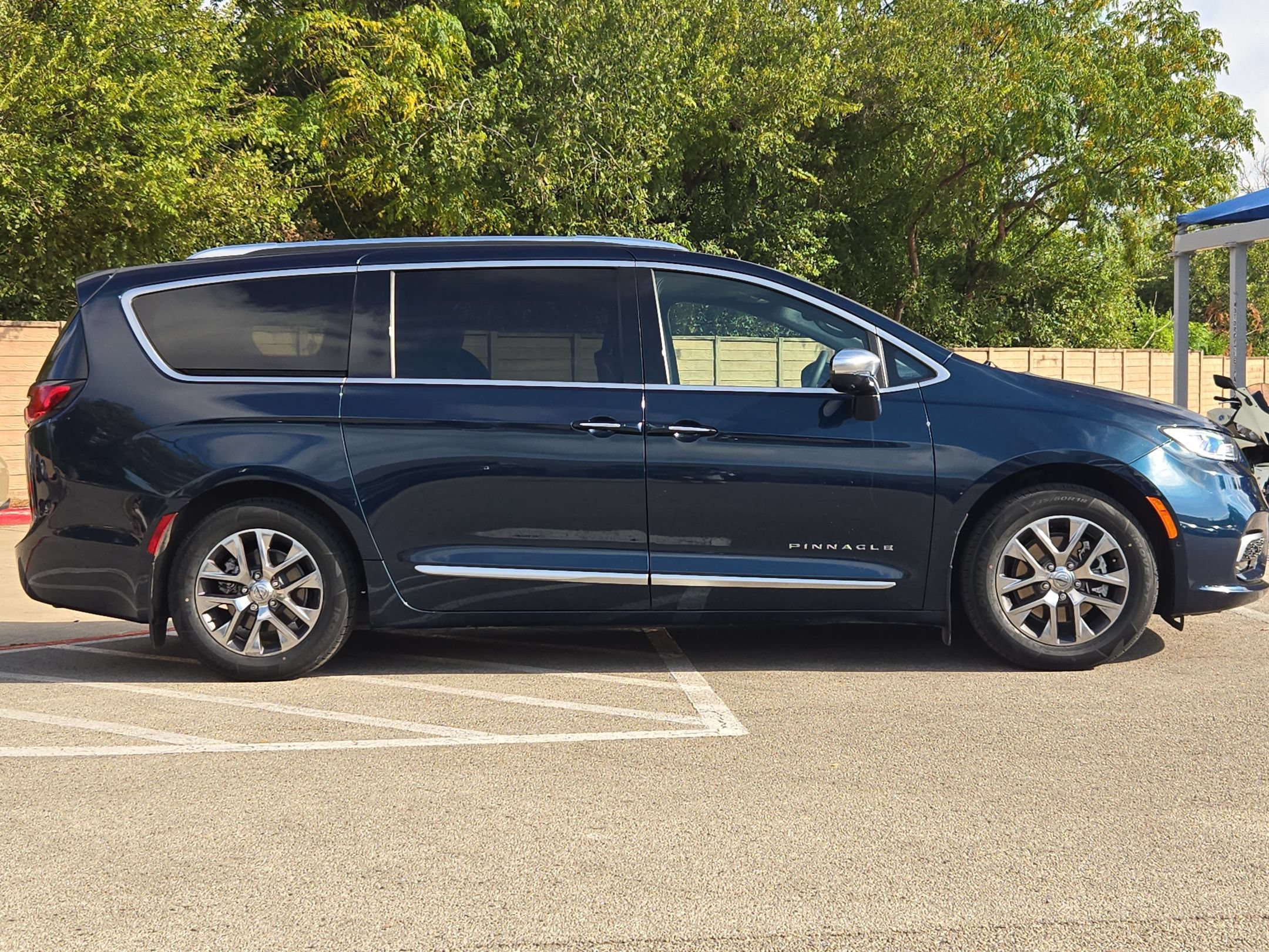 Used 2022 Chrysler Pacifica Pinnacle FWD image 2