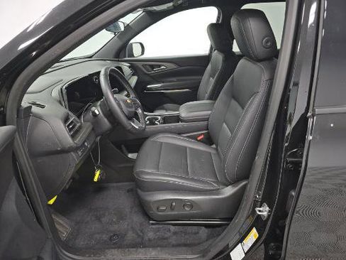 Used 2025 Chevrolet Traverse LT image 5