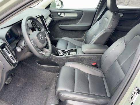 Certified 2025 Volvo XC40 B5 Plus image 5