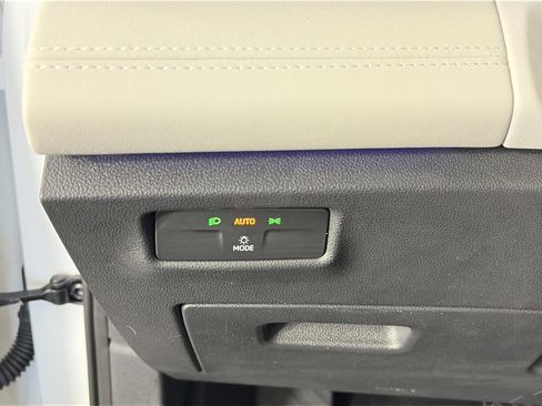 Used 2025 Volkswagen Tiguan SE image 25