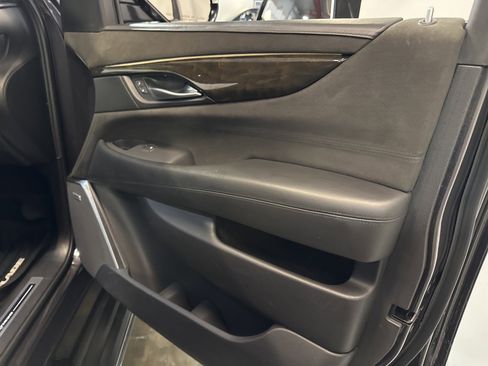 Used 2017 Cadillac Escalade ESV Platinum image 32