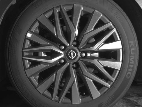 Used 2025 Nissan Altima 2.5 SV FWD image 12