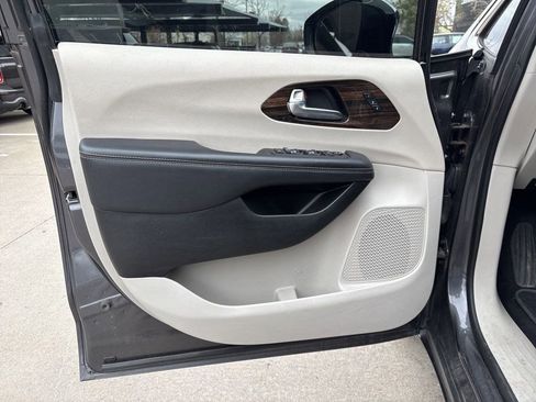 Used 2023 Chrysler Pacifica Limited image 9