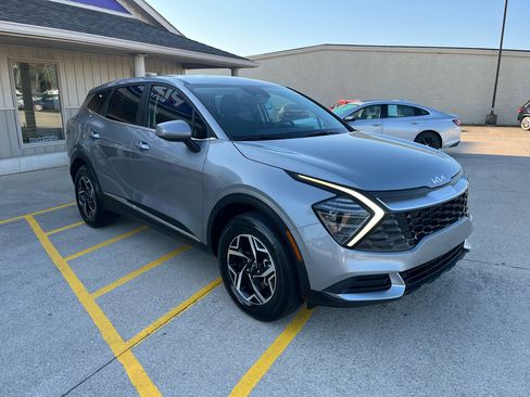 Used 2024 Kia Sportage LX image 3