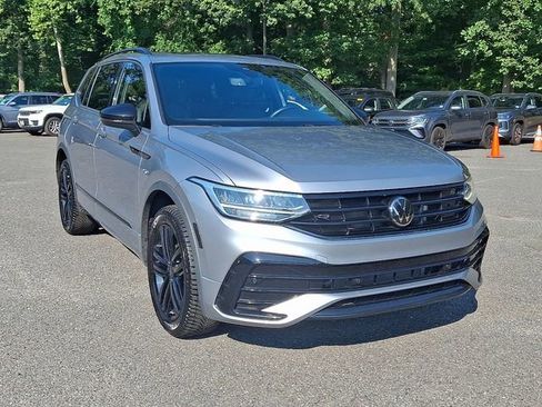 Used 2022 Volkswagen Tiguan SE R-Line image 2