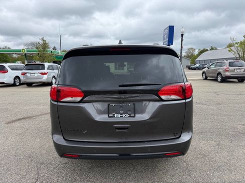 Used 2018 Chrysler Pacifica Touring-L Plus FWD image 4