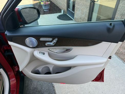 Used 2018 Mercedes-Benz GLC 300 4MATIC image 28