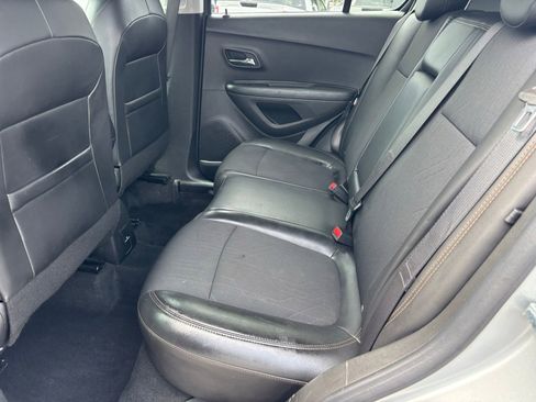 Used 2022 Chevrolet Trax LT w/ LT Convenience Package AWD/4WD image 16
