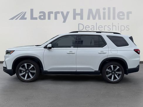 Used 2024 Honda Pilot Touring image 2