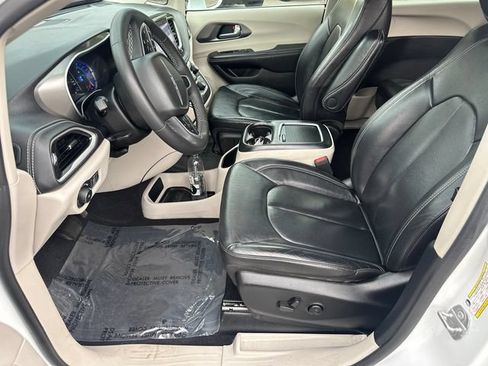 Used 2022 Chrysler Pacifica Touring-L FWD image 26