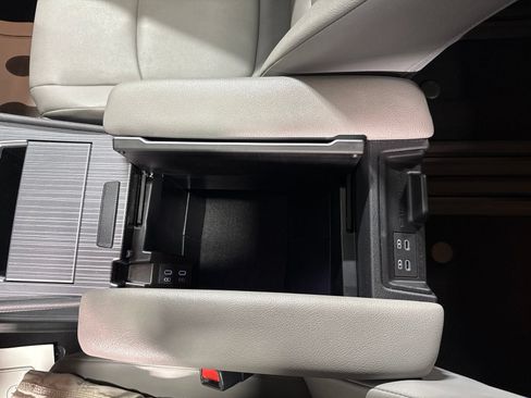 Used 2025 Toyota Sienna XLE FWD image 34