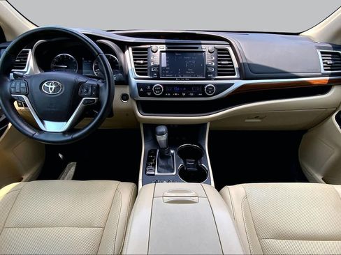 Used 2018 Toyota Highlander Limited AWD/4WD image 16