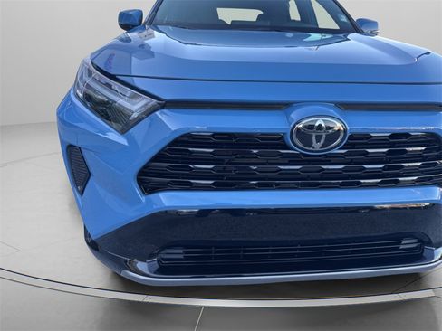 Used 2025 Toyota RAV4 SE image 3